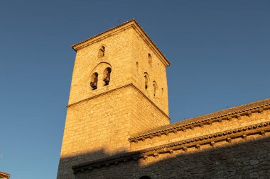Ciudad Real, İspanya. Iglesia de Santiago Kulesi (St. James Kilisesi), 13. yüzyılda inşa edilmiş bir Roma Gotik kilisesi.