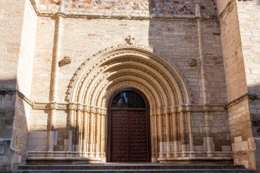 Ciudad Real, İspanya. Iglesia de San Pedro 'nun (Aziz Peter Kilisesi) bir Gotik Katolik tapınağı olan Puerta de Poniente' nin (Batı Kapısı)