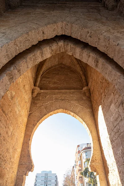 スペインのシウダー レアル プエルタ トレド トレド門 かつて城壁の一部であったゴシック様式の要塞化された都市の入り口である 馬蹄形アーチ — ストック写真