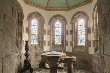 Ploumiliau (Plouilio), Fransa. Eglise Saint-Milliau Kilisesi 'nin içindeki vaftiz yazı tipi.)