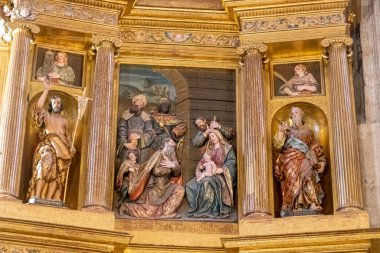 Ciudad Real, İspanya. Katedral de Nuestra Senora del Prado 'nun içindeki ana barok sunağı (Prado Katedrali' nin Aziz Meryem Ana 'sı))