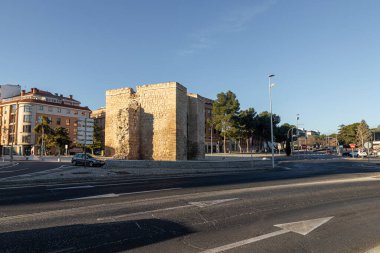 Ciudad Real, İspanya. Puerta de Toledo (Toledo Kapısı), önceden duvarların bir parçası olan Gotik güçlendirilmiş şehir girişi. At nalı kemeri