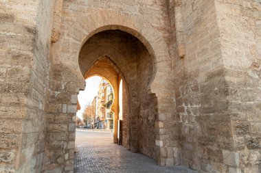 Ciudad Real, İspanya. Puerta de Toledo (Toledo Kapısı), önceden duvarların bir parçası olan Gotik güçlendirilmiş şehir girişi. At nalı kemeri