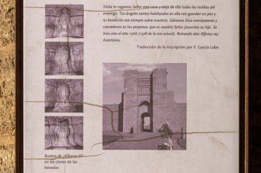 Ciudad Real, İspanya. Duvarların eski bir parçası olan Gotik güçlendirilmiş şehir girişi olan Puerta de Toledo 'da (Toledo Kapısı) bilgilendirici metinler
