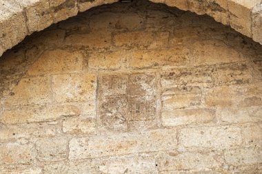 Ciudad Real, İspanya. Eskiden duvarların bir parçası olan Gotik güçlendirilmiş şehir girişi olan Puerta de Toledo 'daki (Toledo Kapısı) Kastilya arması.