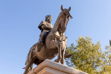 Ciudad Real, İspanya. Pablo Picasso Caddesi 'nde Ciudad Real' e şehrin statüsünü veren Kral II. Juan de Castilla anıtı (Kastilya Kralı II.