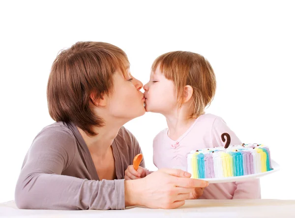 Kleine Tochter küsst ihre Mutter. — Stockfoto