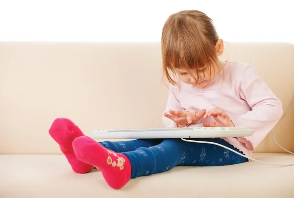 Jeune fille utilisant un clavier. génération d'ordinateurs — Photo