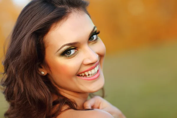 Piękna młoda kobieta na zewnątrz. uśmiechający się zdrowy — Zdjęcie stockowe