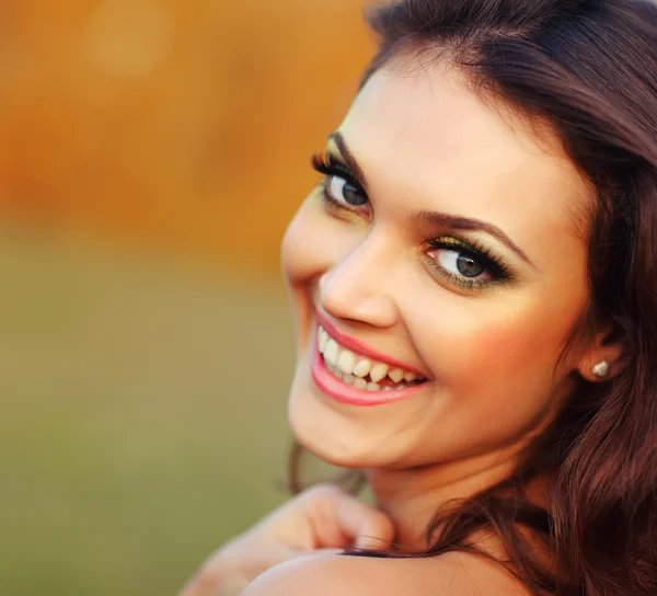 Beautiful Young Woman Outdoors. Healthy Smiling — Stock Photo, Image