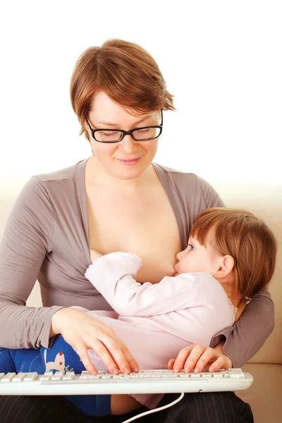 Jovem mulher amamenta seu bebê — Fotografia de Stock