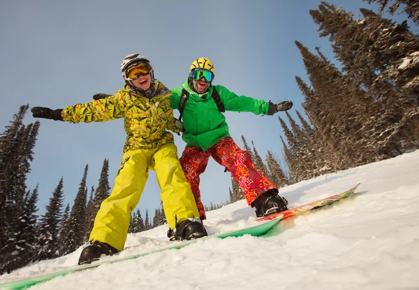 Feliz casal snowboard em montanhas de inverno — Fotografia de Stock