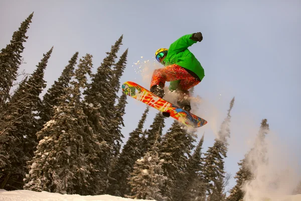 Snowboardåkare hoppning — Stockfoto