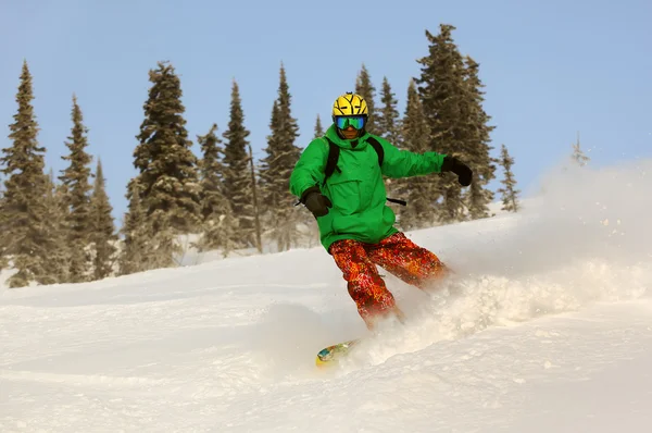 Snowboarder doen een teen kant snijden met diepblauwe lucht in backgro — Stockfoto