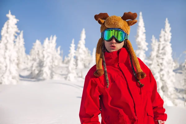 Vrolijke snowboarder op de achtergrond mooie bergen — Stockfoto