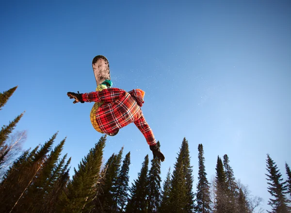 Snowboardista jumping — Stock fotografie