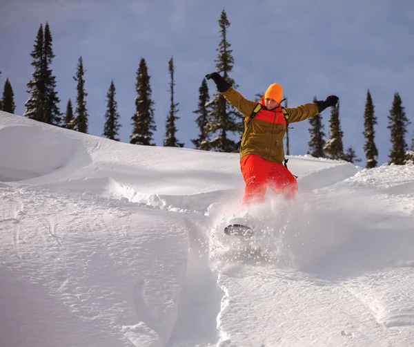 Snowboarder sărituri — Fotografie, imagine de stoc