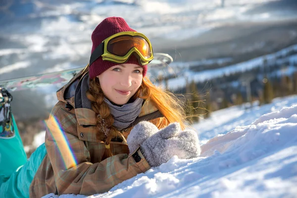 Портрет молодой сноубордистки — стоковое фото