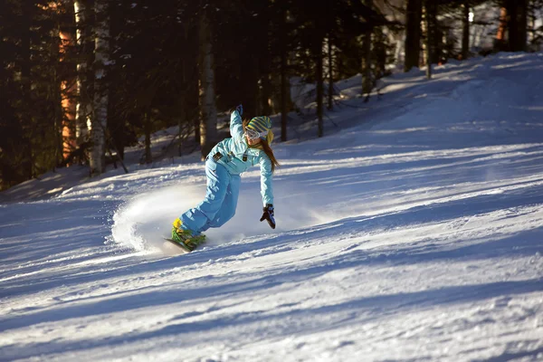 Сноубордист делает резьбу на ноге — стоковое фото