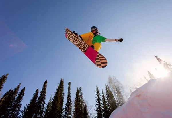 Salto de snowboarder — Fotografia de Stock