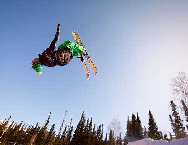 Skákání lyžař — Stock fotografie