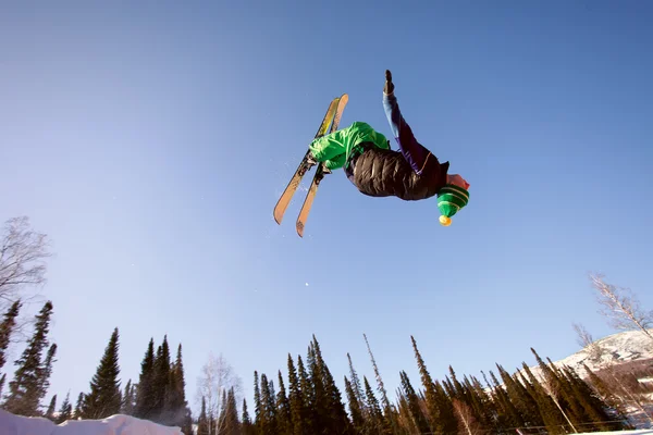 Springen skiër — Stockfoto