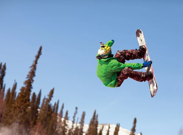 Snowboardista jumping — Stock fotografie