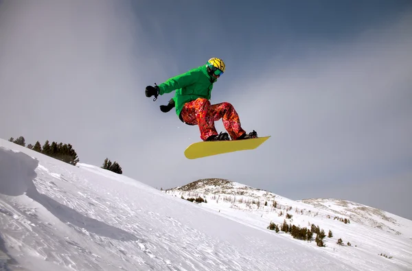 Salto de snowboarder — Fotografia de Stock