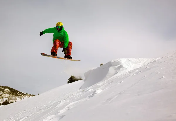 Snowboardåkare hoppning — Stockfoto