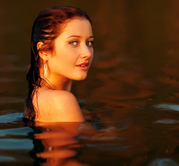 Portrait of a beautiful girl in the water — Stock Photo, Image