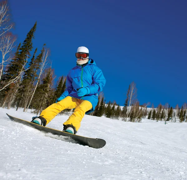 Snowboarder macht einen Zehenseitencarve — Stockfoto