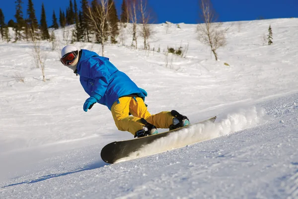 Snowboarder faire un orteil côté sculpter — Photo