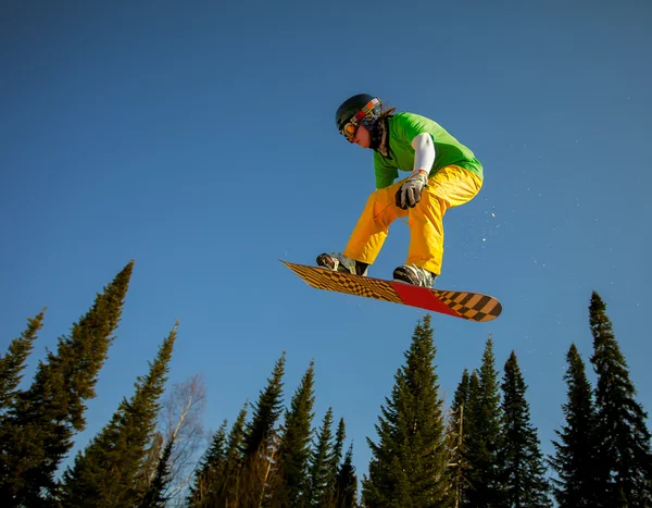 Snowboardista jumping — Stock fotografie