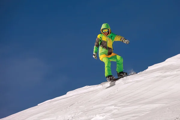 Snowboarder fazendo uma escultura lateral do dedo do pé — Fotografia de Stock