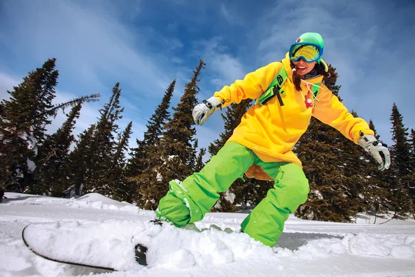 Snowboarder macht einen Zehenseitencarve — Stockfoto