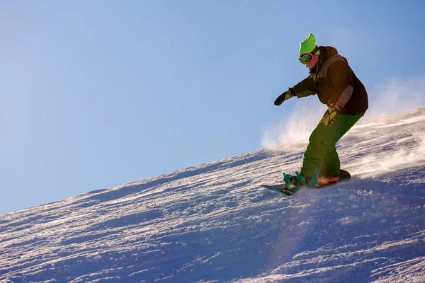 Snowboarder facendo una punta laterale intagliare — Foto Stock