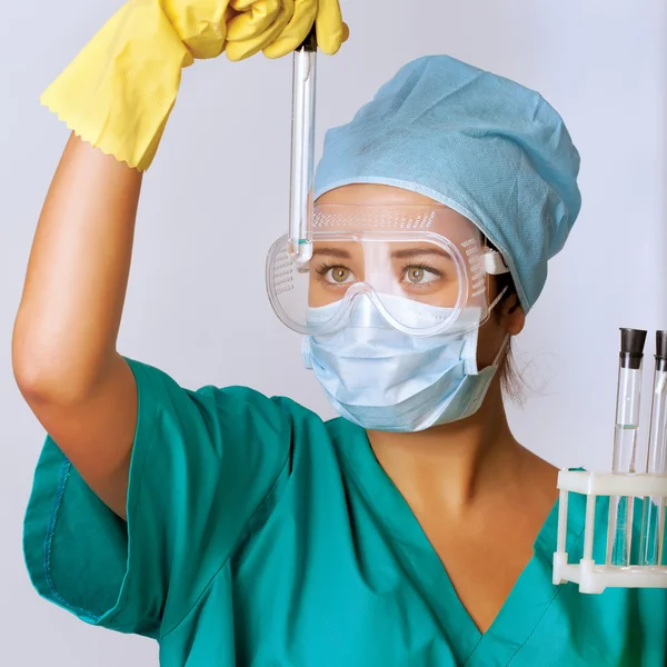 Onderzoeker in het laboratorium — Stockfoto