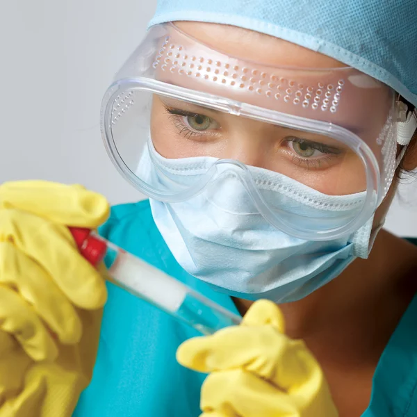 Onderzoeker in het laboratorium — Stockfoto