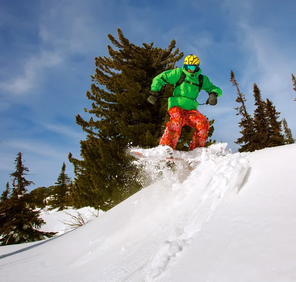 Snowboardåkare hoppning — Stockfoto