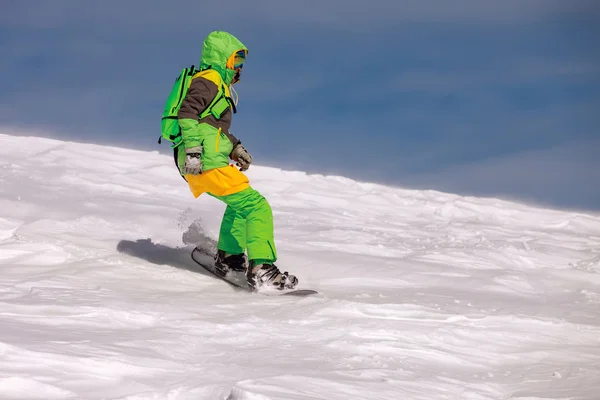Snowboarder macht einen Zehenseitencarve — Stockfoto