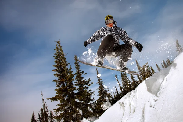 Snowboardåkare hoppning — Stockfoto