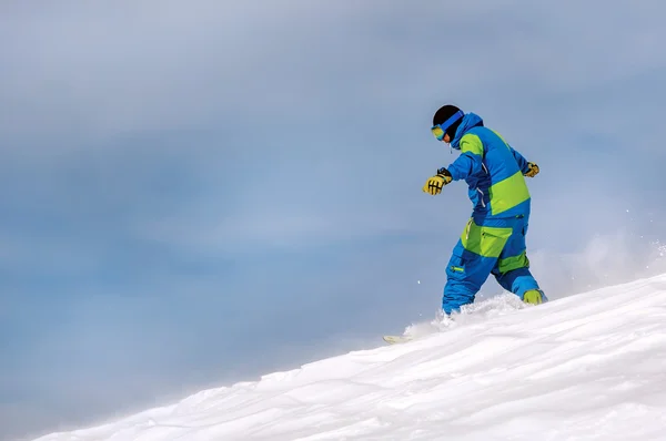 Snowboardista vede vedlejší prst vyřezat — Stock fotografie