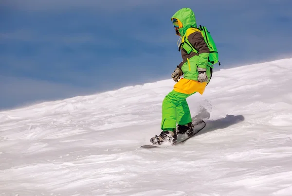 Snowboarder fazendo uma escultura lateral do dedo do pé — Fotografia de Stock
