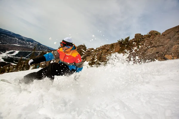 Snowboarder macht einen Zehenseitencarve — Stockfoto