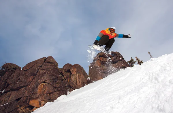 Snowboardista jumping — Stock fotografie