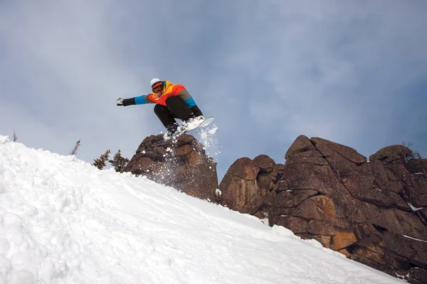 Snowboarder springen — Stockfoto