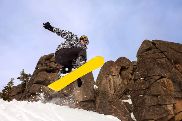 Snowboarder skoki — Zdjęcie stockowe