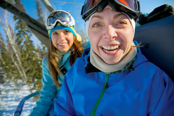 Gelukkig snowboarden meisjes — Stockfoto