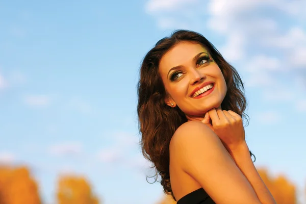 Mujer feliz disfrutando de la naturaleza . — Foto de Stock