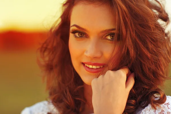 Mujer feliz disfrutando de la naturaleza . —  Fotos de Stock